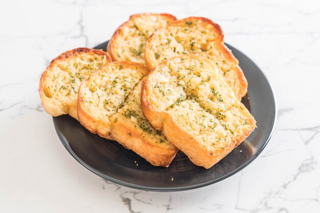 pane all&#39;aglio sul piatto