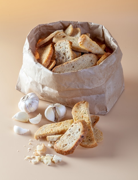 Pane all'aglio sull'arancia