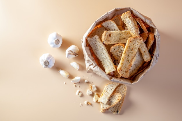 Pane all'aglio sull'arancia