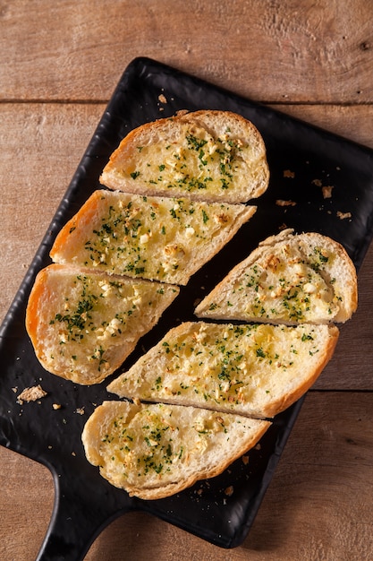 Pane all'aglio sulla banda nera