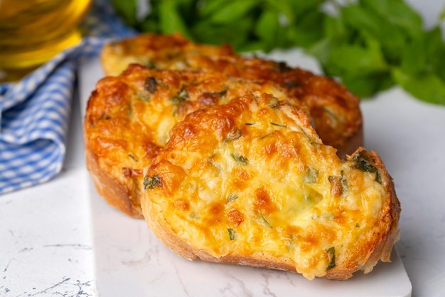 Pane all'uovo turco Si chiama Yumurtali Ekmek in turco Toast francese Colazione tradizionale turca e araba Pane all'uovo al forno o fritto Pane all'uovo con formaggio e prezzemolo