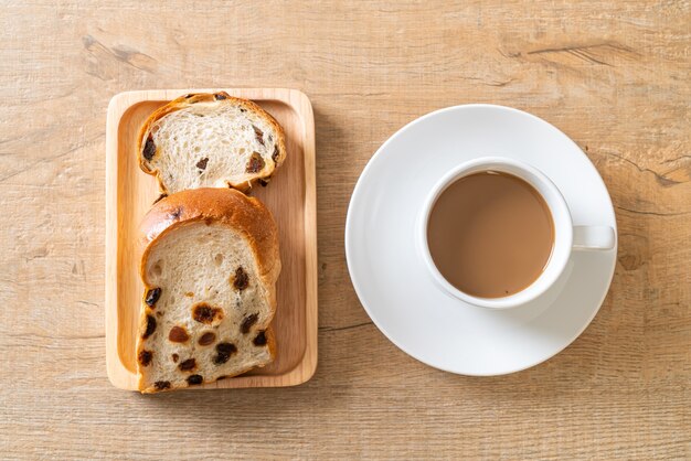 pane all'uvetta con tazza di caffè per colazione