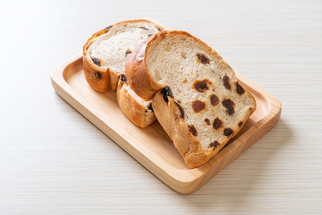 pane all'uvetta con tazza di caffè per colazione