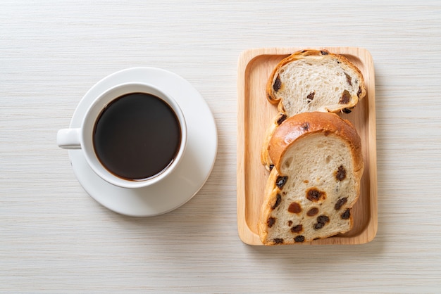 pane all'uvetta con tazza di caffè per colazione