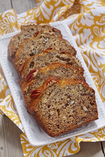 Pane alla banana a fette con noci pecan