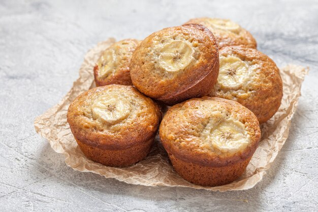 Pane alla banana a fette con noci pecan