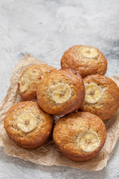 Pane alla banana a fette con noci pecan