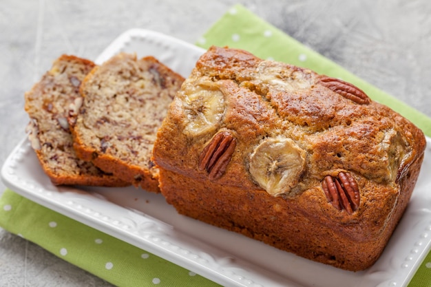 Pane alla banana a fette con noci pecan