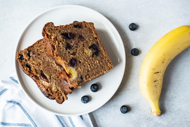 Pane alla banana affettato con i mirtilli su un piatto Vista dall'alto