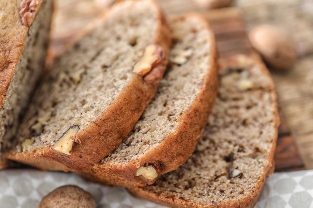 Pane alla banana affettato con il primo piano dei dadi