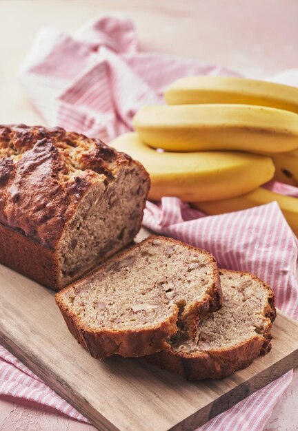 Pane alla banana affettato con noci e noci