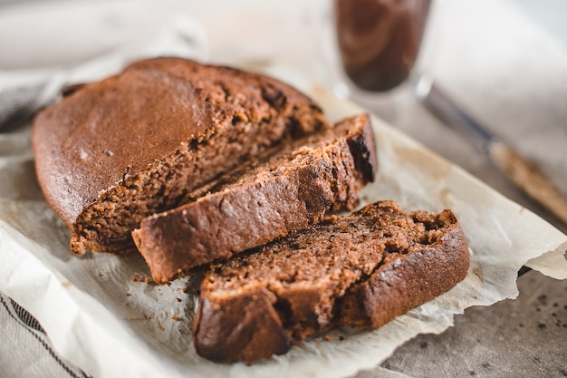 Pane alla banana affettato sul tagliere da vicino