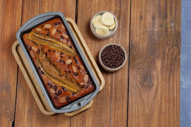 pane alla banana appena sfornato su fondo di legno.