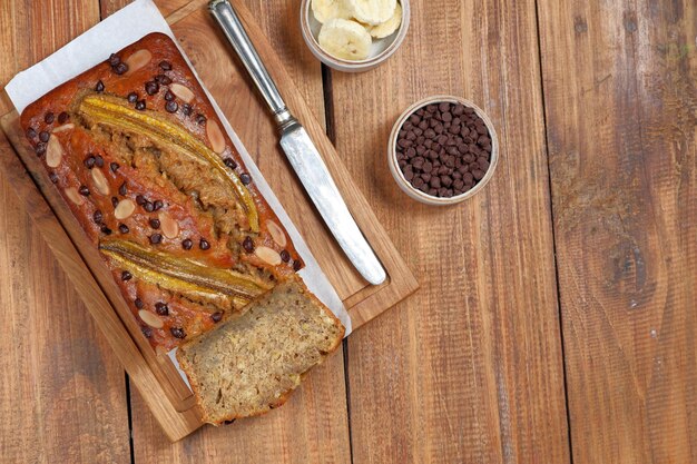 pane alla banana appena sfornato su fondo di legno.