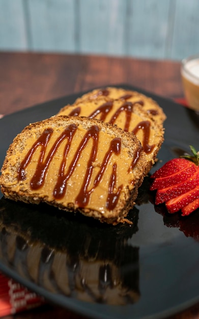 pane alla banana con burro di arachidi servito con caffè