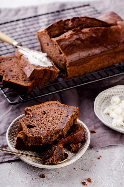 Pane alla banana con cacao, fette con ricotta, colazione deliziosa, messa a fuoco selettiva, formato verticale.