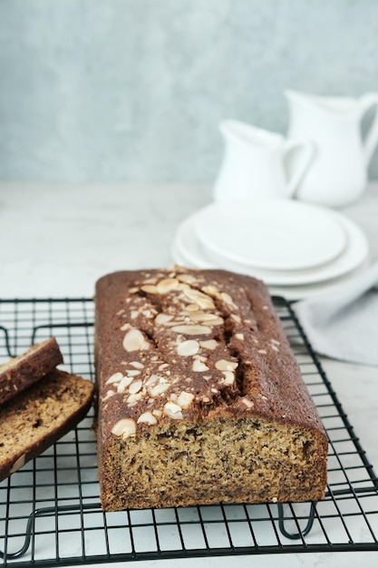 Pane alla banana fatto in casa affettato sull'immagine di messa a fuoco selettiva del primo piano della griglia di raffreddamento