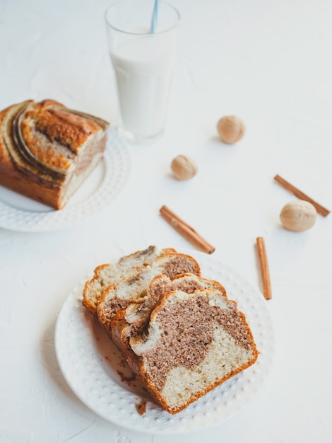 Pane alla banana fatto in casa con cannella e noci