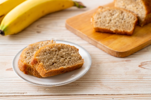 Pane alla banana fatto in casa o torta alla banana affettata