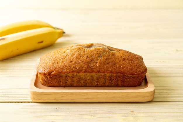 Pane alla banana fatto in casa o torta alla banana affettata