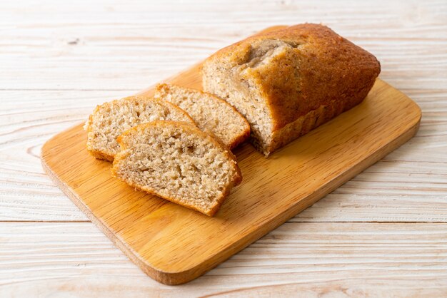 Pane alla banana fatto in casa o torta di banana affettata