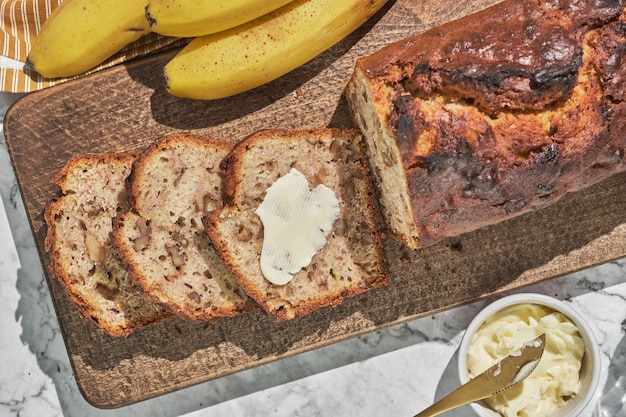 Pane alla banana fatto in casa tagliato a fette