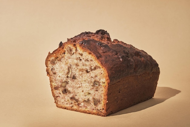 Pane alla banana fatto in casa tagliato a fette