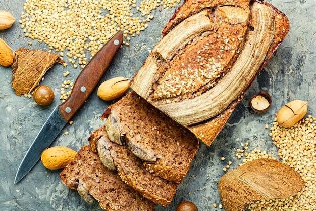 Pane alla banana fatto in casa.