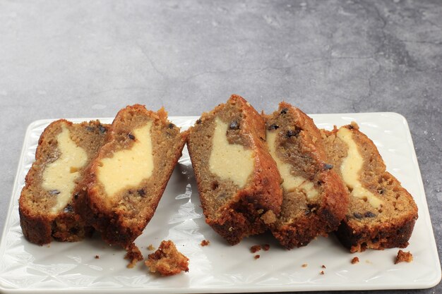 Pane alla banana ripieno di cheesecake al formaggio cremoso a fette