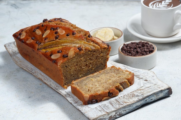 pane alla banana su sfondo di cemento chiaro, copia spazio per il testo.