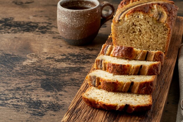 Pane alla banana su una tavola di legno