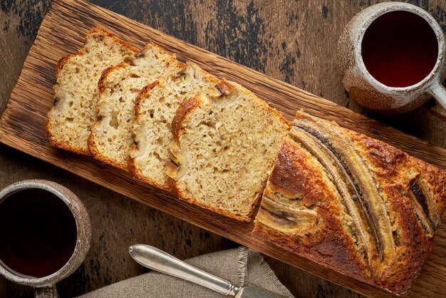 Pane alla banana su una tavola di legno