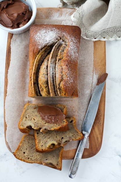 Pane alla banana tagliato a pezzi e pasta di cioccolato