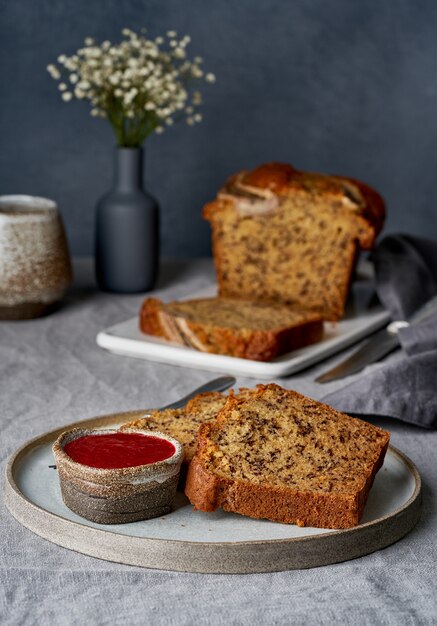 Pane alla banana. Torta con banana, cucina americana tradizionale.