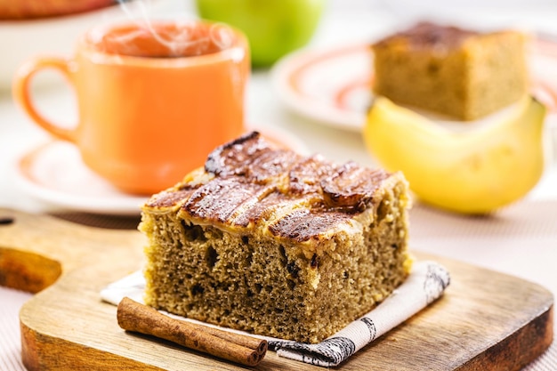 Pane alla banana vegano o torta a base di banana biologica, cannella e farina d'avena Torta tradizionale fatta in casa dal Brasile venduta nei panifici