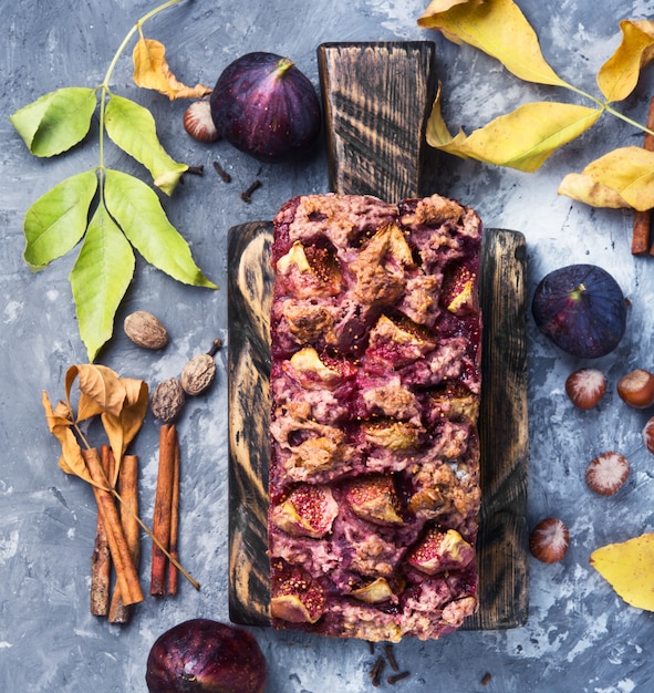 Pane alla frutta con noci