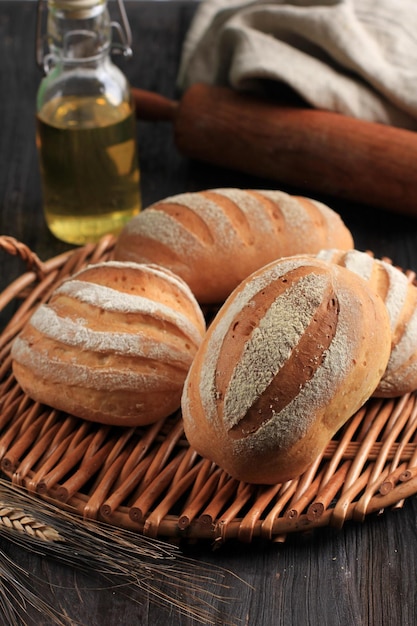 Pane alla panna fresca giapponese o Pane al latte o Mirukuhasu a base di farina di pane, panna montata, zucchero, olio e acqua fredda. Assomiglia al pane a lievitazione naturale rustico con punteggio