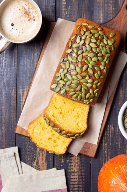 Pane alla zucca con semi. Cottura al forno. Cibo vegetariano. Torta.