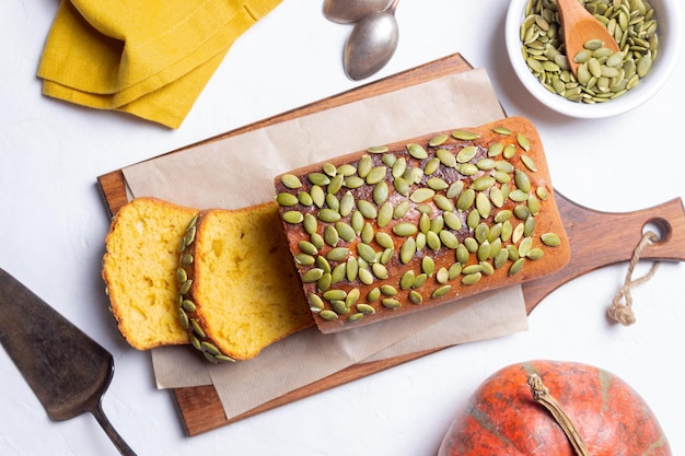 Pane alla zucca con semi. Cottura al forno. Cibo vegetariano. Torta.