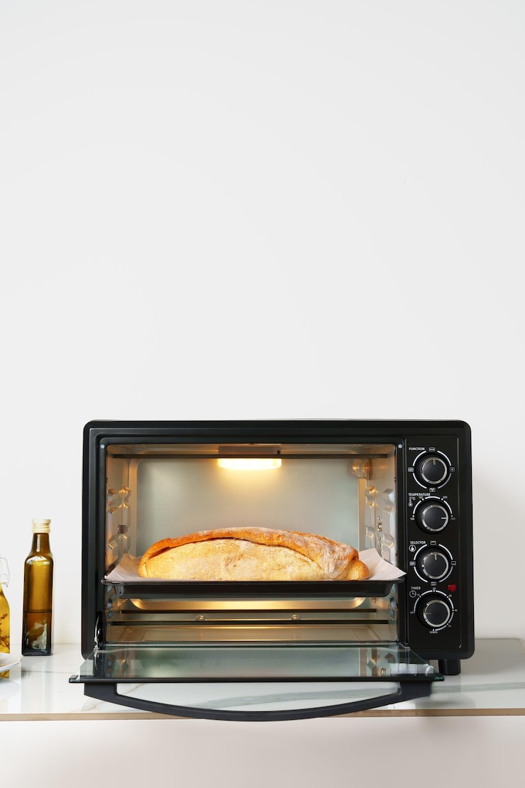 Foto pane appena cotto in mini forno in cucina