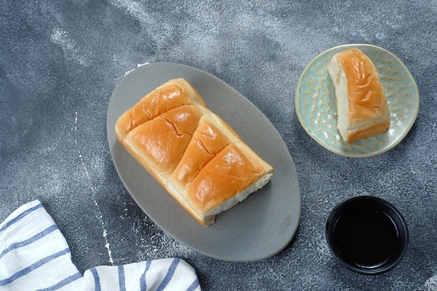 pane appena sfornato al latte Hokkaido fatto in casa - pane giapponese morbido e soffice.