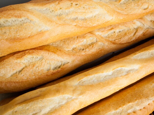 Pane appena sfornato al mercato contadino locale.