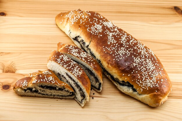 Pane appena sfornato con semi di papavero e sesamo