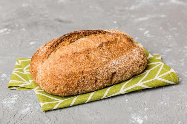 Pane appena sfornato con tovagliolo su tavolo rustico vista dall'alto Pane bianco sano isolato