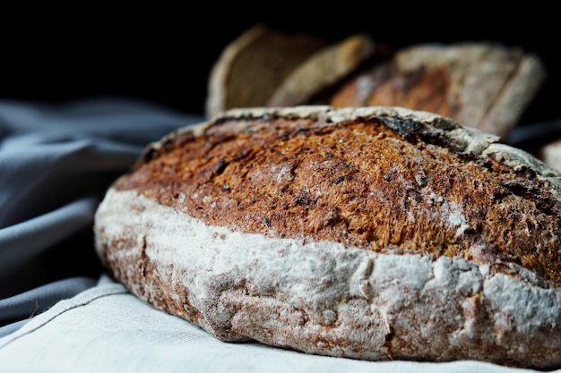 Pane appena sfornato con una crosta dorata si chiuda