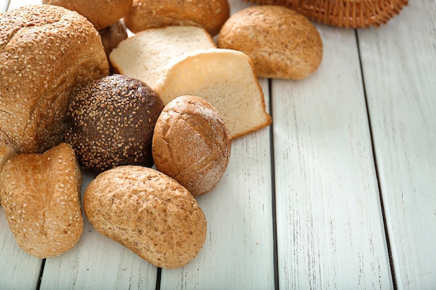 Pane appena sfornato in tavola