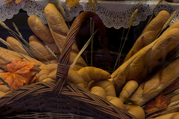 pane appena sfornato in un cesto di vimini nella vetrina di un negozio Dolci fragranti di panetteria fresca