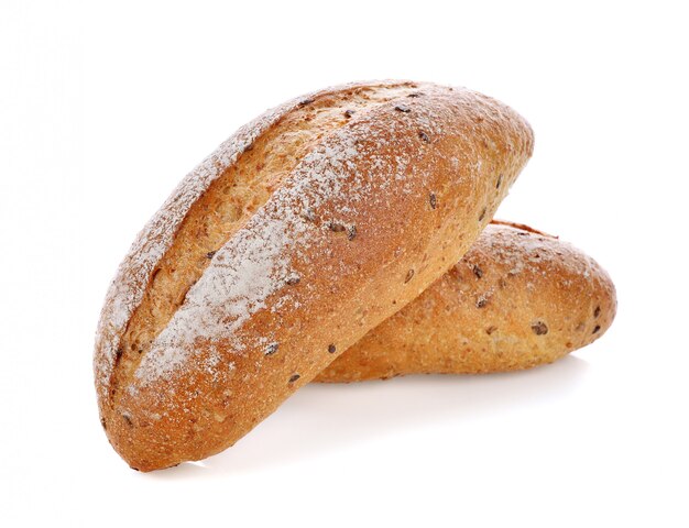 Pane appena sfornato isolato su bianco