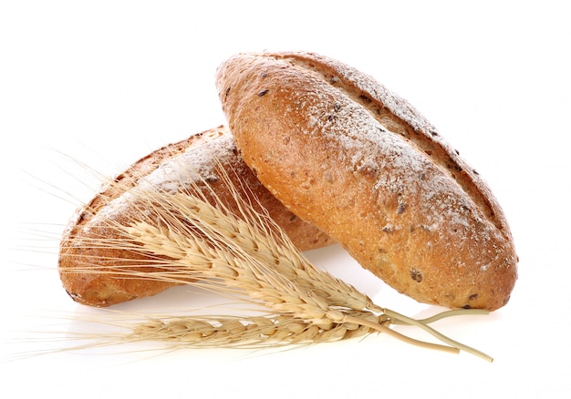 Pane appena sfornato isolato su bianco