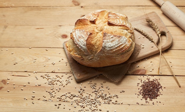 Pane appena sfornato su fondo in legno Pane al lievito Pane azzimo